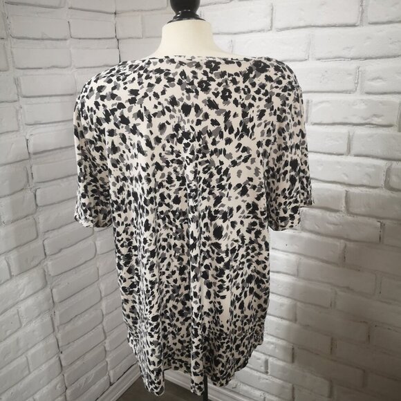 Additional Elle Modern Ladies Size 2X Black Grey & Cream Animal Print Top - Picture 2 of 9